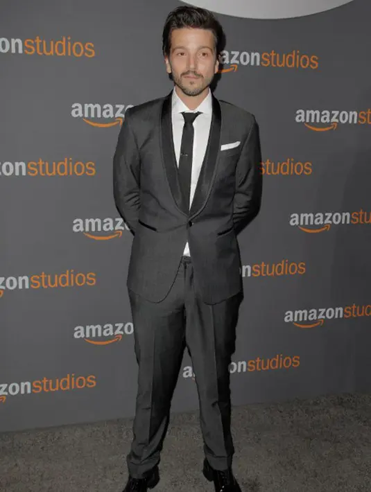 Mantan kekasih Bradley Cooper terlihat sedang asik menikmati liburan bersama aktor berusia 37 tahun, Diego Luna. Berada di Tulum, Mexico, keduanya asik bergandengan tangan dengan mesra. (AFP/Bintang.com)