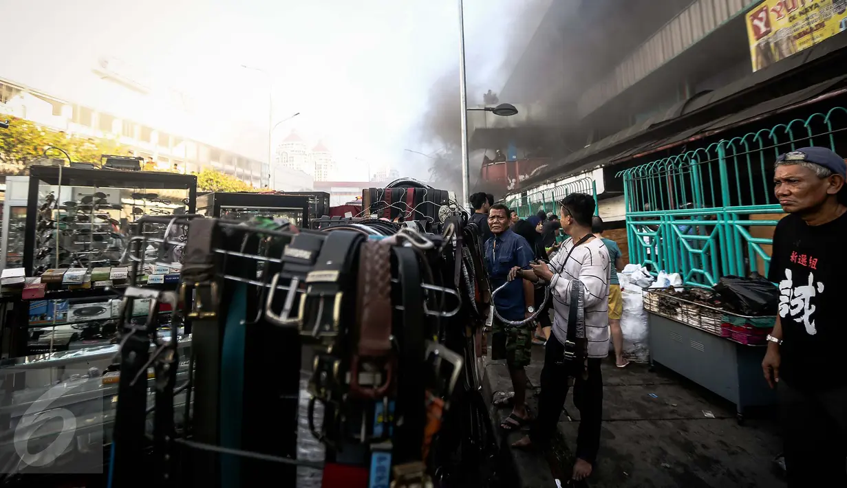 Sejumlah barang dagangan yang berhasil diselamatkan dari kebakaran besar yang melanda Pasar Senen, Jakarta Pusat, Kamis (19/1). Para pedagang sibuk menyelematkan barang dagangan yang masih tersisa. (Liputan6.com/Faizal Fanani)