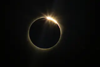 Bulan menghalangi matahari selama gerhana matahari total di La Higuera, Chile, Selasa (2/7/2019). Gerhana matahari total secara singkat mengubah siang menjadi malam. (AP Photo/Esteban Felix)