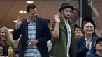 Pembawa acara sekaligus komedian Jimmy Fallon dan penyanyi Justin Timberlake menirukan tarian Beyonce pada video klip Single Ladies saat menonton turnamen tenis Grand Slam AS Terbuka 2015 di New York, Rabu (9/9). (REUTERS/Carlo Allegri)