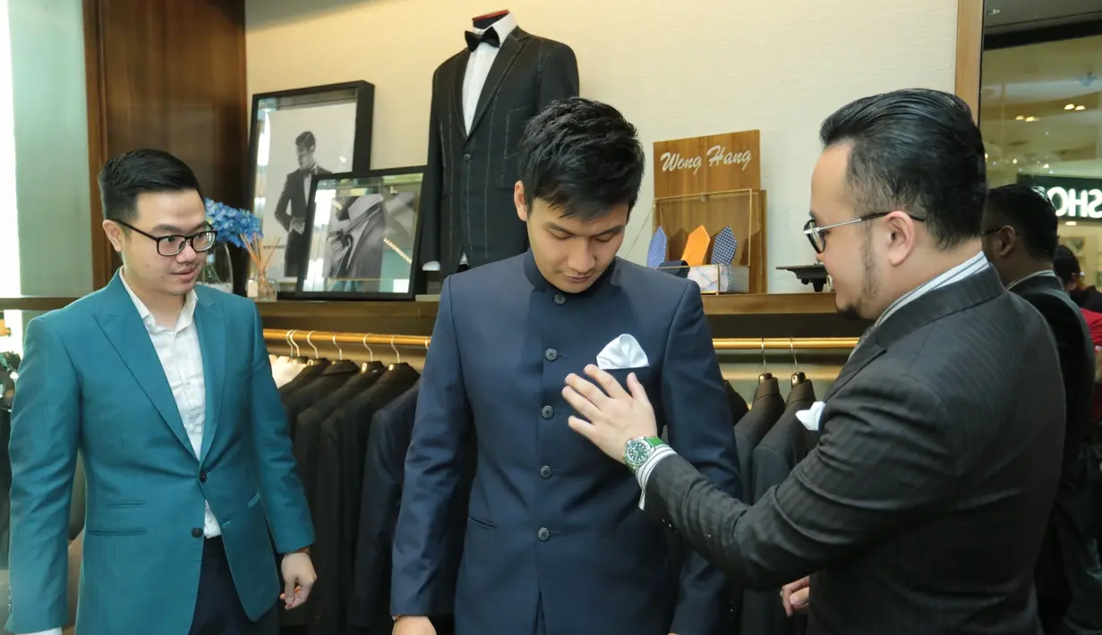 "Tadi katanya ada yang melorot sedikit. Cuma nanti akan pakai suspender, soalnya aku agak kurusan.  Lebih kurusan dari pertama kali fitting. Sekarang mau dikecilin sedikit," ujar Fendy Chow, di Grand Indonesia, Kamis (13/7). (Adrian Putra/Bintang.com)