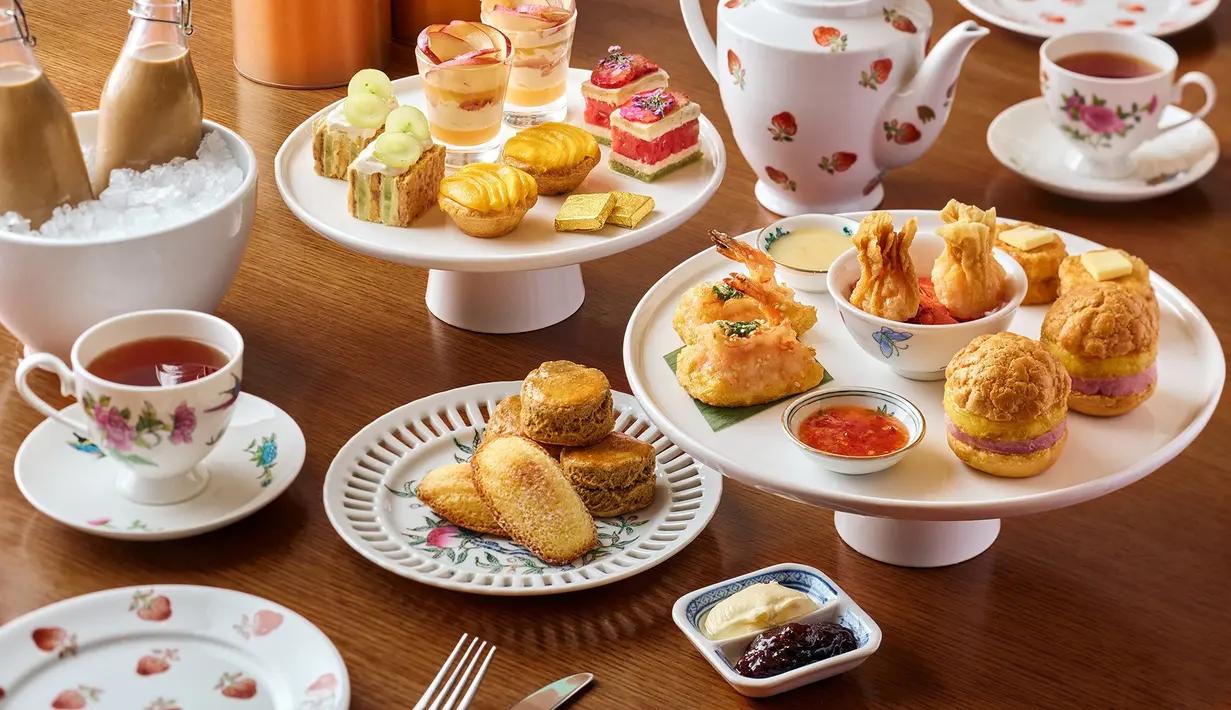 Menyajikan camilan dan minuman lezat dengan hiasan bunga organik yang dapat dimakan dari pertanian akuaponik dalam peralatan teh pastel oleh merek keramik Loveramics. Selain itu ada juga masakan lokal klasik, seperti pangsit lobster, roti nanas, dan ham Prancis