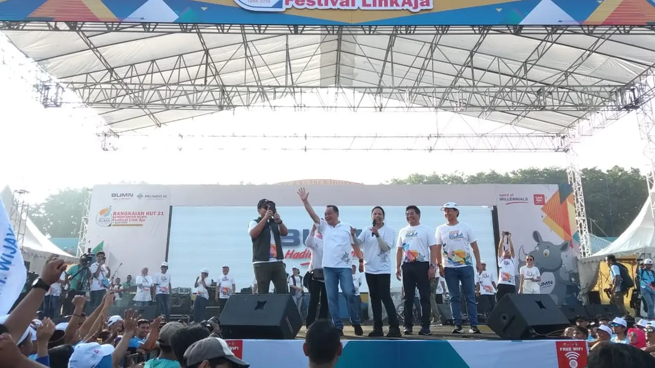 Menteri BUMN Rini Soemarno pagi ini mengajak direksi dan komisaris BUMN senam zumba di Gelora Delta, Sidoarjo.