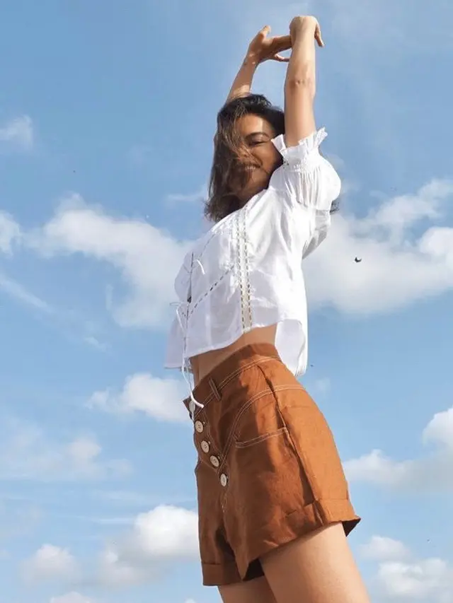 Gaya Fashion Artis Tanah Air Pamerkan Perut Ratanya