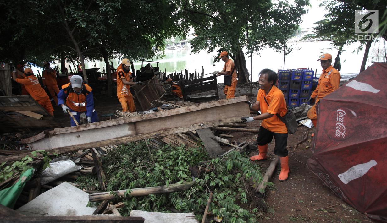 Petugas Penanganan Sarana dan Prasarana Umum (PPSU) DKI Jakarta membongkar lapak pedagang di sekitar Danau Sunter, Jakarta Utara, Jumat (19/1). Selain mempercantik, penataan untuk mendukung Festival Danau Sunter Februari 2018. (Liputan6.com/Arya Manggala)