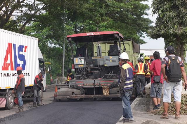 Proses Perbaikan Jalan Jelang Lebaran. (istimewa)