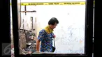 Ketua Komnas Perlindungan Anak Seto Mulyadi, yang akrab disapa Kak Seto saat berada di kantor Komisi Nasional Perlindungan Anak (Komnas PA) yang terbakar 28 Juni lalu, di kawasan Pasar Rebo, Jakarta, Senin (29/6/2015). (Liputan6.com/Yoppy Renato)
