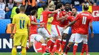 Para pemain Swiss merayakan gol ke gawang Rumania pada laga Grup A Piala Eropa 2016, di Parc des Princes, Paris, Rabu (15/6/2016). (AFP/Miguel Medina)
