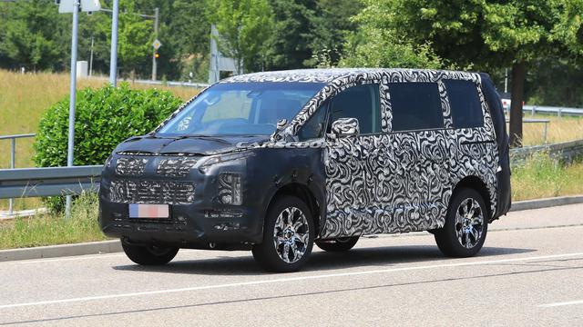 Foto mata-mata Mitsubishi Delica 2019 (Foto: Carscoops)