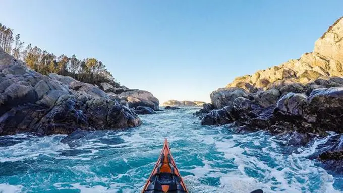 Serunya Mengayuh Kayak dengan Kukungan Tebing Batu di Norwegia
