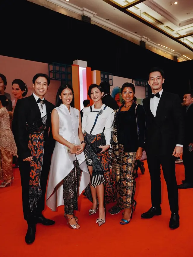 6 Potret Vidi Aldiano dan Sheila Dara Aisha di Red Carpet FFI 2022