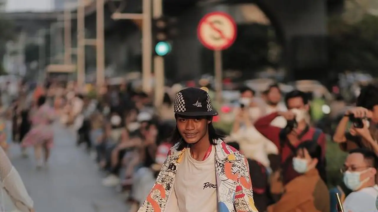 6 Potret Bonge dan Geng Citayam Fashion Week Catwalk Beneran, Bak Model Profesional