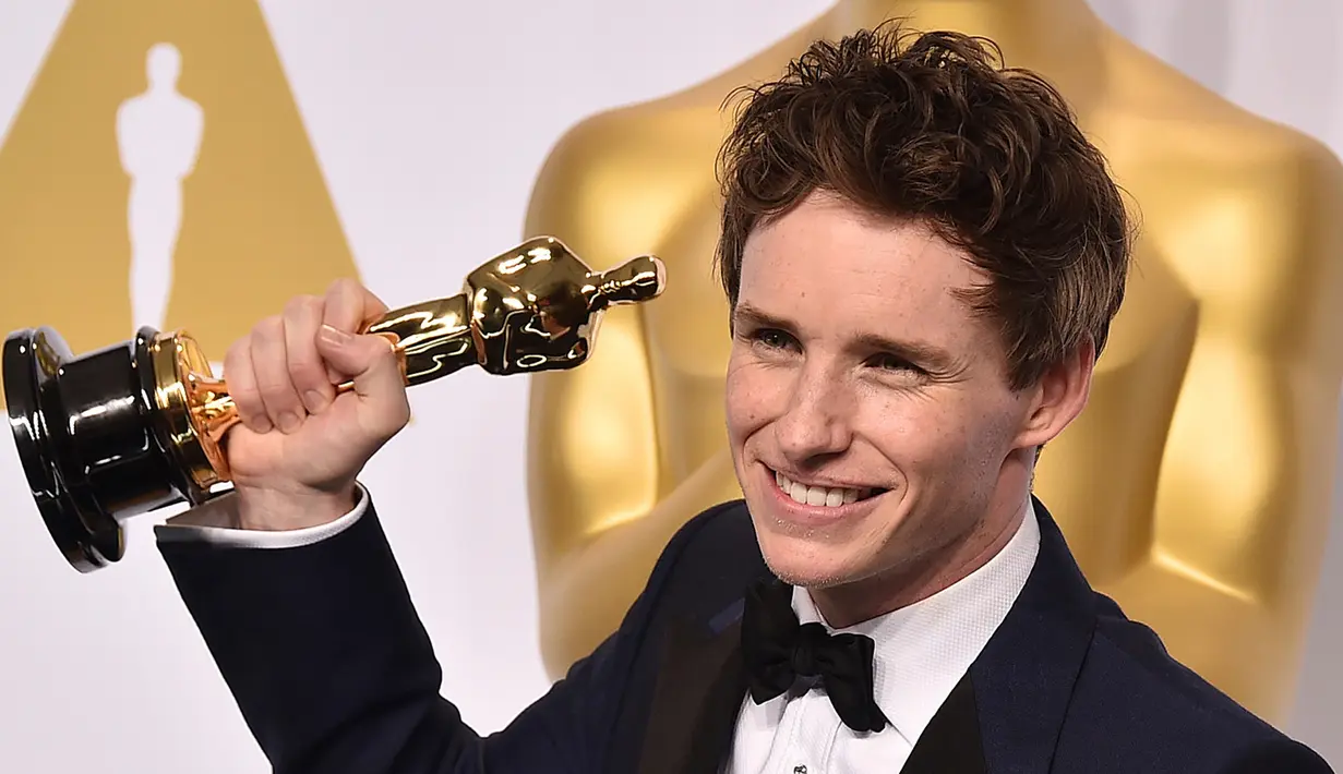 Aktor Eddie Redmayne yang baru pertama kalinya dinominasikan Oscar, langsung berhasil menyandang gelar Aktor Terbaik Oscar 2015 untuk perannya dalam film "The Theory of Everything." (Photo by Jordan Strauss/Invision/AP)