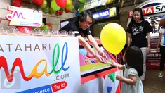 CEO MatahariMall.com Hadi Wenas membagikan balon dan hadiah, kepada seorang anak pada Hari Pelanggan Nasional di Gajah Mada Plaza, Jakarta, Minggu (04/9). Kegiatan ini juga menyambut ulang tahun pertama MatahariMall.com. (Liputan6.com/Fery Pradolo)