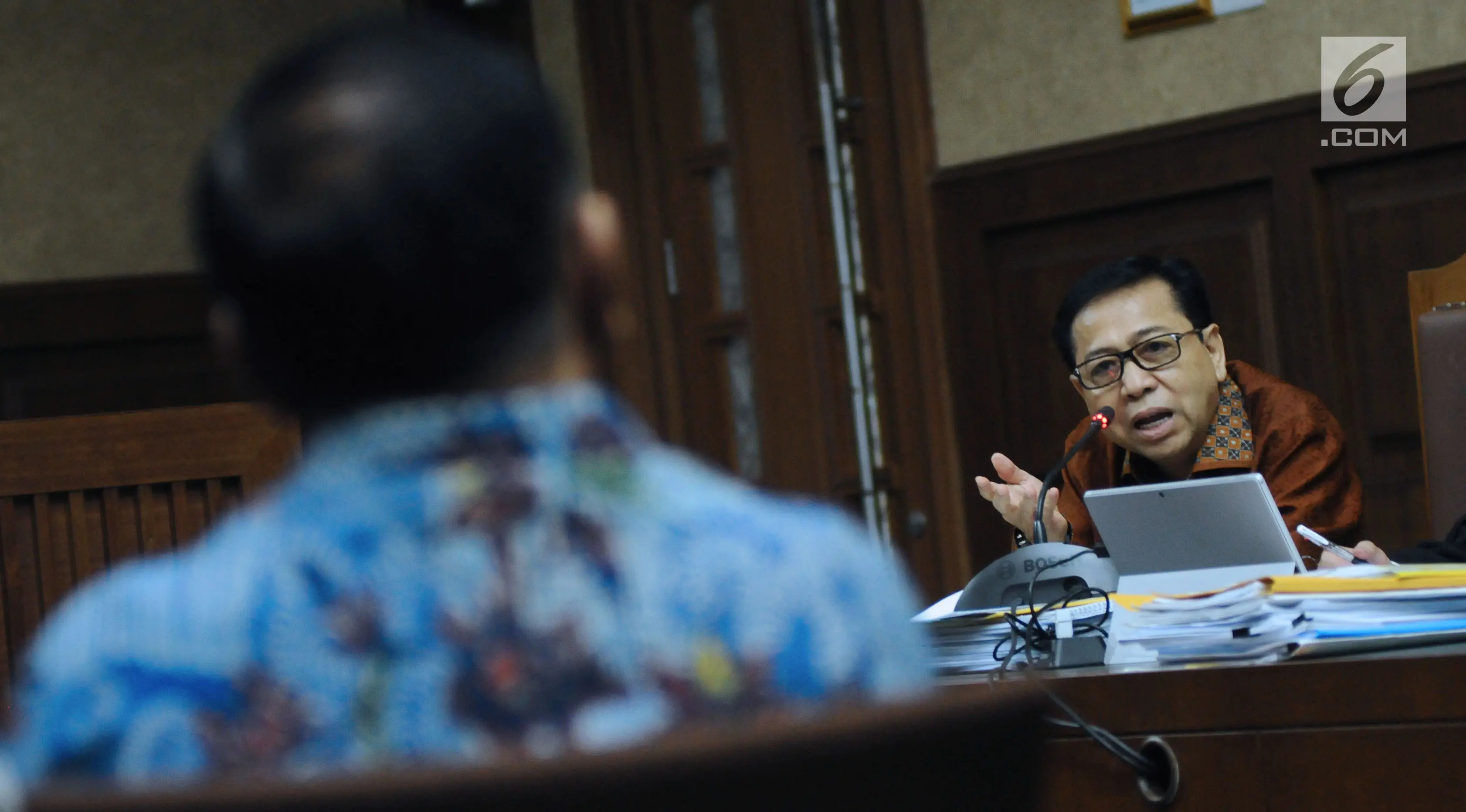 Terdakwa dugaan korupsi e-KTP, Setya Novanto (kiri) memberi pertanyaan kepada saksi dalam sidang lanjutan di Pengadilan Tipikor, Jakarta, Senin (5/2). Sidang menghadirkan tiga saksi. (Liputan6.com/Helmi Fithriansyah)
