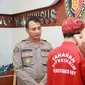 Mami elga saat digelandang ke Polrestabes Surabaya. (Dian Kurniawan/Liputan6.com)