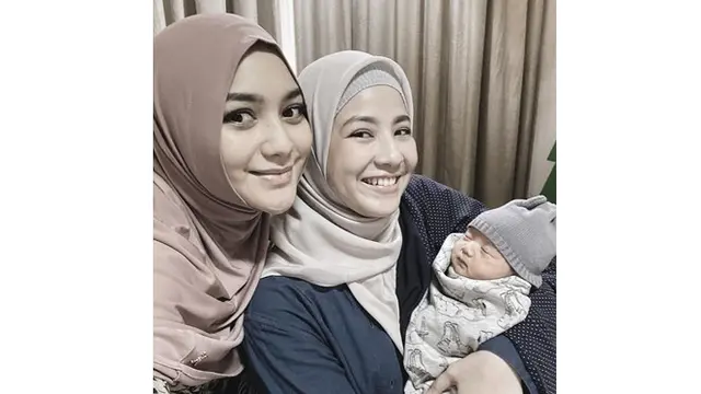 Sahabat Sejak SMA, Ini 6 Momen Natasha Rizky Gendong Bayi Citra Kirana
