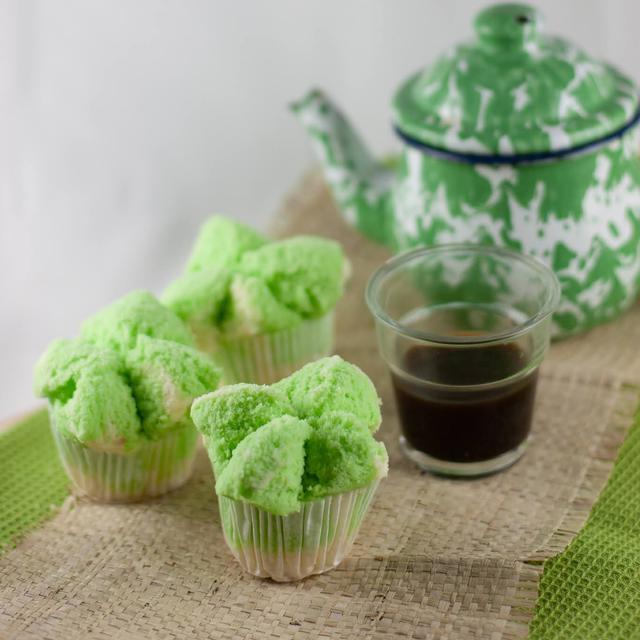 Resep Bolu Kukus Pandan Yang Mekar Lifestyle Fimela Com Steamed tart) is an indonesian traditional snack of steamed sponge cupcake. resep bolu kukus pandan yang mekar