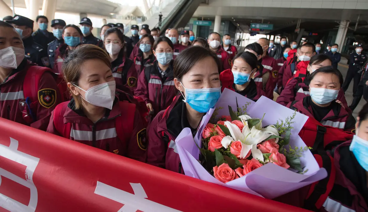 Sejumlah staf medis dari Provinsi Guizhou, China barat daya, menunggu kereta di Stasiun Kereta Api Wuhan di Provinsi Hubei, China tengah (17/3/2020). Beberapa tim bantuan medis mulai meninggalkan Hubei ketika epidemi COVID-19 yang terkena dampak paling parah itu terus menurun. (Xinhua/Xiao Yijiu)