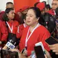 Ketua DPP PDI Perjuangan (PDIP) Puan Maharani usai memberi arahan di Rapat Kerja Nasional (Rakernas) PDIP IV hari kedua di JiExpo Kemayoran, Jakarta Pusat. (Liputan6.com/Delvira Hutabarat)