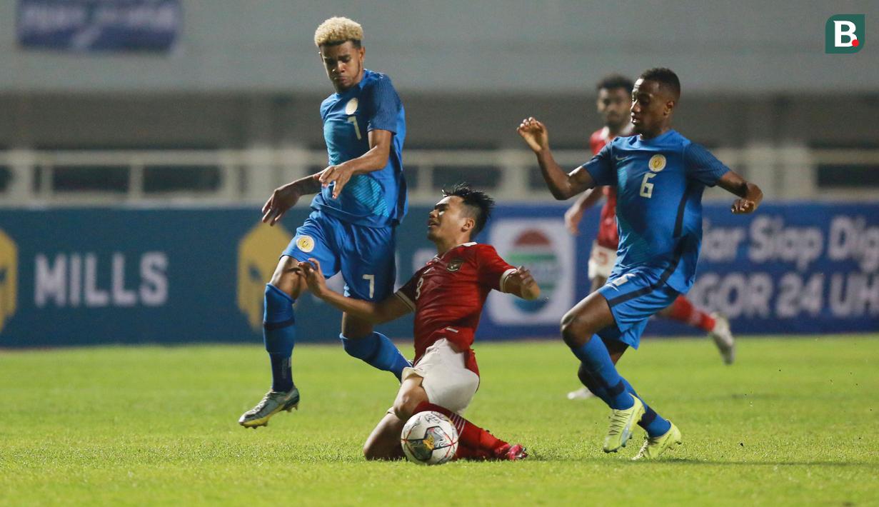 Saking ngototnya bermain, Curacao sampai harus melakukan 18 pelangaran hingga kehilangan satu pemain karena menerima kartu merah. (Bola.com/M Iqbal Ichsan)