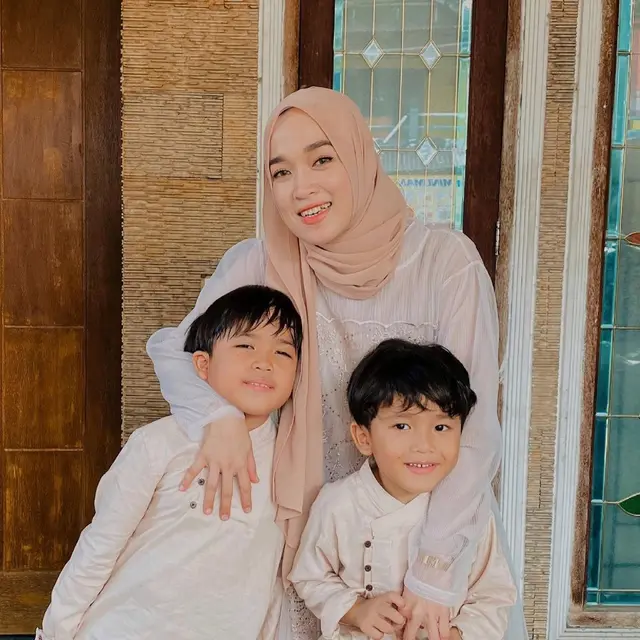 6 Momen Kompak Ririe Fairus saat Asuh Anak, Pakai Baju Senada