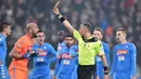 Wasit Paolo Valeri memberikan kartu kuning kepada kiper Napoli, Pepe Reina (2kiri) pada leg pertama semifinal Coppa Italia di Juventus Stadium, Turin, (28/2/2017). (EPA/Alessandro Di Marco)