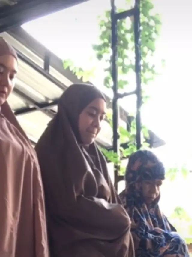 Kelewat Iseng, Tingkah Absurd Kucing Ini Bikin Gagal Fokus Saat Sholat Ied