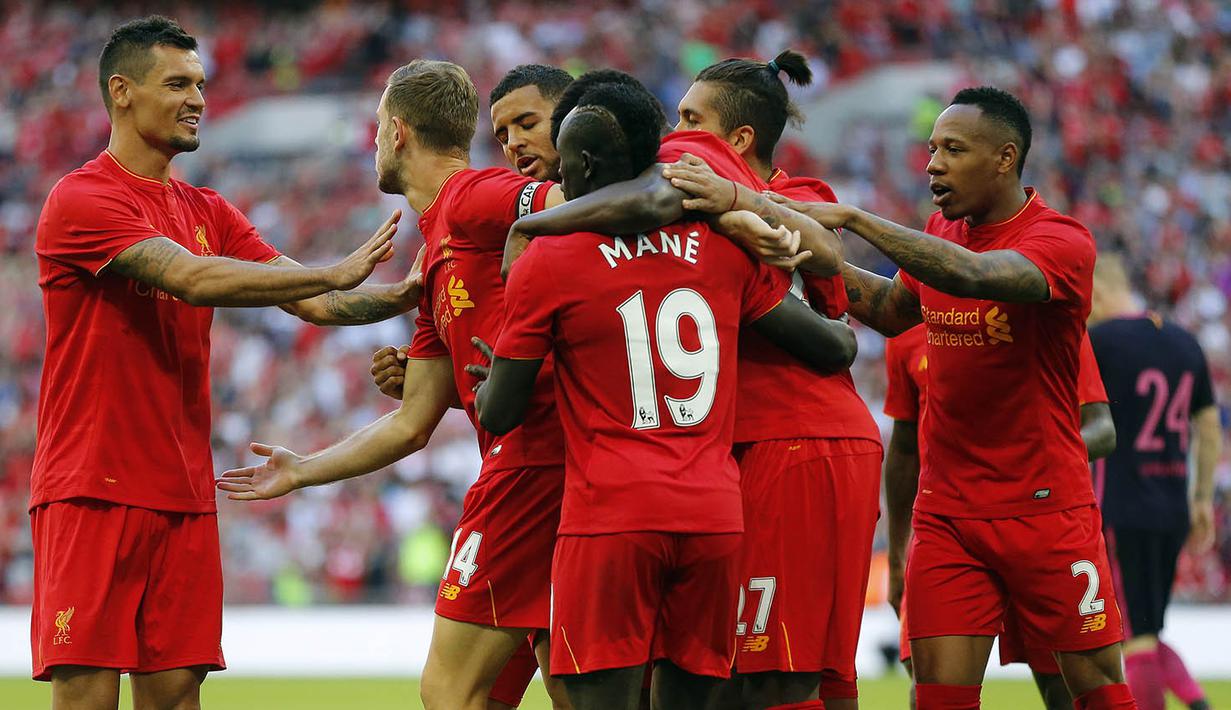 Para pemain Liverpool merayakan kemenangan atas Liverpool pada laga ICC 2016 di Stadion Wembley, London, Inggris, Sabtu (6/8/2016). Liverpool berhasil menang 4-0 atas Barcelona. (AFP/Ian Kington)
