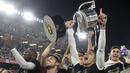 Para pemain Valencia merayakan gelar juara Copa del Rey usai mengalahkan Barcelona di Stadion Benito Villamarin, Sevilla, Sabtu (25/5). Barcelona kalah 1-2 dari Valencia. (AFP/Jose Jordan)
