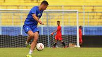 Pedro Henrique Bartolli saat menjalani uji coba bersama Arema. (Bola.com/Iwan Setiawan)