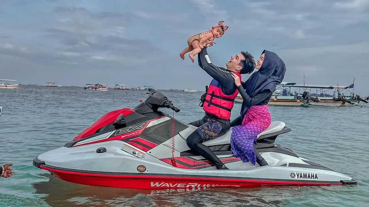 6 Potret Gaya Liburan Keluarga Ria Ricis di Bali, Kompak Pakai Piyama hingga Swimsuit