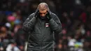 Pelatih Tottenham Hotspur, Ange Postecoglou, tak mampu menutupi kekecewaan setelah anak asuhnya kembali telan kekalahan di lanjutan Liga Inggris 2024-2025. (Mike Egerton/PA via AP)