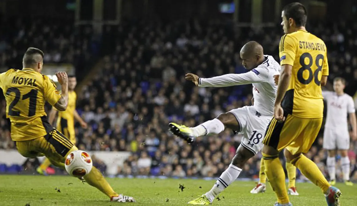 Striker Tottenham Hotspur Defoe melakukan tembakan keras yang diblok oleh gelandang Sheriff Tiraspol Kobi Moyal (kiri) pada Liga Eropa Grup K pertandingan sepak bola antara Tottenham Hotspur vs Sheriff Tiraspol di White Hart Lane, London (07/11/13). (AFP/