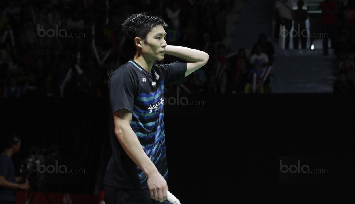 Tunggal Taiwan, Chou Tien Chen, saat melawan wakil Indonesia, Anthony Ginting, pada laga semifinal Indonesia Masters 2018 di Istora Senayan, Sabtu (27/1/2018). Anthony Ginting menang 21-16, 13-21, dan 21-12. (Bola.com/M Iqbal Ichsan)