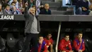 Pelatih MU, Jose Mourinho mengintruksikan para pemainnya saat berhadapan dengan Celta Vigo pada pertandingan leg pertama semifinal Liga Europa di stadion Balaidos, Spanyol (5/5). MU menang 1-0 atas Celta Vigo. (AFP Photo/Cesar Manso)