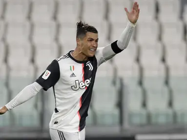 Pemain Juventus Cristiano Ronaldo bereaksi saat melawan AC Milan pada leg kedua Coppa Italia di Allianz Stadium, Turin, Italia, Jumat (12/6/2020). Juventus sukses melaju ke final Coppa Italia setelah bermain 0-0. (AP Photo/Luca Bruno)