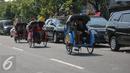 Sejumlah Tamu undangan menaiki becak menghadiri resepsi pernikahan Selvi Ananda dan Gibran di Gedung Graha Saba Buana, Solo, Jawa Tengah, Kamis (11/6/2015). Sebanyak 200 becak disediakan untuk mengantar tamu undangan. (Liputan6.com/Faizal Fanani)