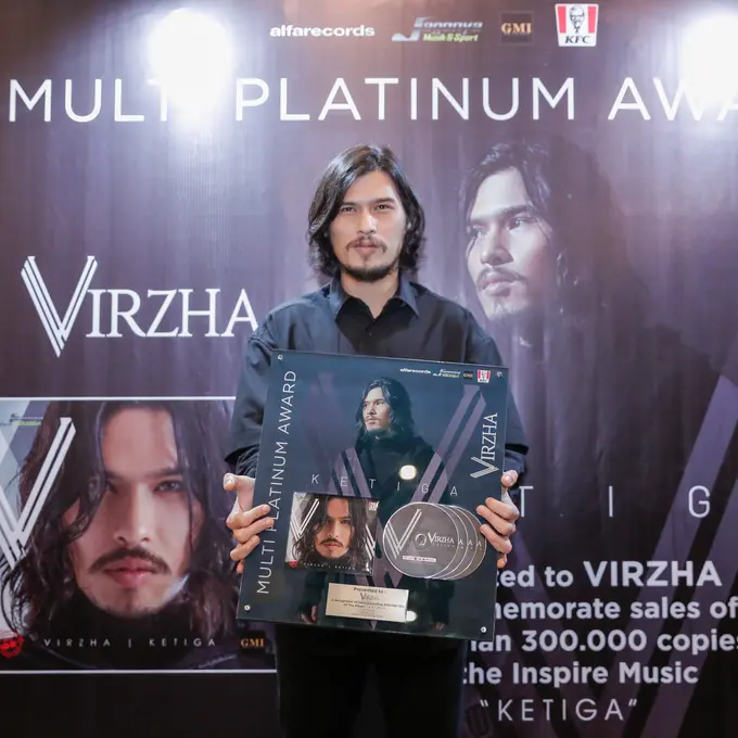 [Fimela] Virzha dapat penghargaan Multi Platinum Award