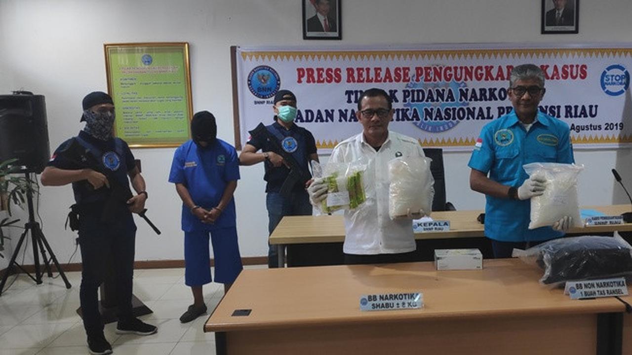 Kepala BNN Riau bersama Kabid Penindakan memperlihatkan barang bukti sabu Malaysia yang dibawa kurir tujuan Palembang.