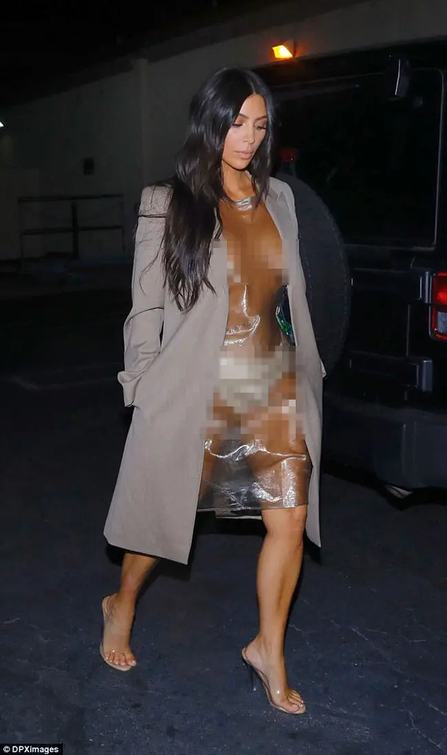 Kim Kardashian tampil seksi dengan baju transparan. (foto: dailymail.co.uk)