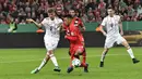 Penyerang Bayern Munchen, Thomas Mueller, melepaskan tendangan ke gawang Bayer Leverkusen pada laga DFB Pokal di Stadion BayArena, Selasa (17/4/2018). Bayern Munchen menang 6-2 atas Bayer Leverkusen. (AP/Martin Meissner)