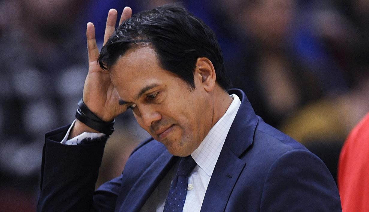Gaya pelatih Miami Heat, Erik Spoelstra saat memimpin timnya melawan Chicago Bulls pada laga NBA basketball game di United Center, Chicago, (26/11/2017). Miami Heat menang 100-93.  (AP/Paul Beaty)