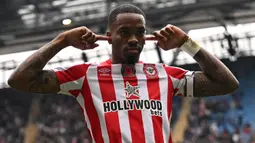 Meski tak dibawa Timnas Inggris ke Piala Dunia 2022, Ivan Toney tampil mengagumkan bersama Brentford di Liga Inggris musim 2022/2023. Ia mampu menunjukkan kehebatannya dalam mencetak gol dan masuk ke dalam daftar top skor sementara Liga Inggris musim ini. Toney tercatat telah membuat 10 gol dan 2 assist dalam 14 laga. (AFP/Oli Scarff)