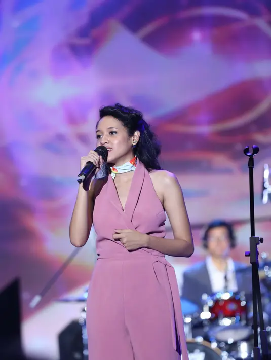 Ratusan penonton yang hadir terhibur dengan alunan musik indah. Penggemar HiVi yang dikenal dengan HiFriends terhibur dengan single 'Orang Ke-3'  yang dibawakan oleh Ilham. (Andy Masela/Bintang.com)