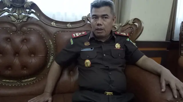 Kejari Garut Azwar saat ditemui di kantornya. Lembaganya siap menuntaskan dugaan kasus korupsi pokir dan BOP DPRD periode 2014-2019