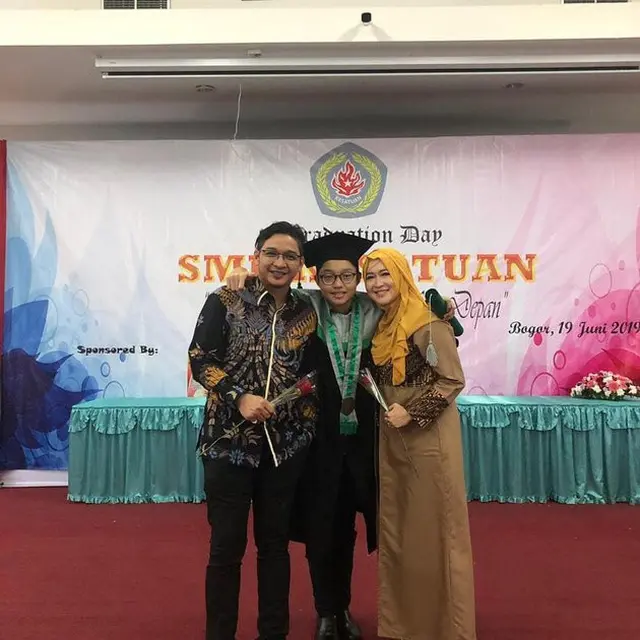 Sudah Cerai, 6 Mantan Pasangan Artis Ini Tetap Kompak Dampingi Anak Wisuda