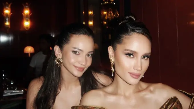 Enzy Storia dan Cinta Laura Dibalut Gaun Batik di Paris Fashion Week 2024