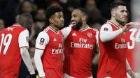 Penyerang Arsenal, Reiss Nelson (kedua kiri) berselebrasi dengan rekan-rekannya usai mencetak gol ke gawang Leeds United pada pertandingan Piala FA di Emirates Stadium, Inggris (6/1/2019). Arsenal menang tipis 1-0 atas Leeds. (AP Photo/Kirsty Wigglesworth)