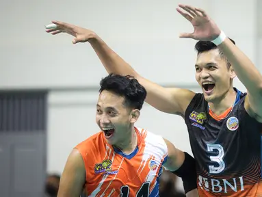 Pemain Jakarta BNI 46, Sigit Ardian (kanan) dan Muhamad Syaifudin Najib melakukan selebrasi usai mencetak skor saat laga lanjutan PLN Mobile Proliga 2022 melawan Surabaya Bhayangkara Samator di GOR Padepokan Voli Jenderal Polisi Kunarto, Bogor, Jumat (14/01/2022). (Bola.com/Bagaskara Lazuardi)